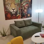 Habitat Lobby - Modern Penthouse With Private Parking アパート