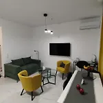 Habitat Lobby - Modern Penthouse With Private Parking アパート Tríkala