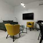 Habitat Lobby - Modern Penthouse With Private Parking Tríkala