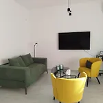 Habitat Lobby - Modern Penthouse With Private Parking *