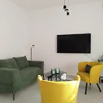 Habitat Lobby - Modern Penthouse With Private Parking アパート Tríkala