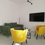 Habitat Lobby - Modern Penthouse With Private Parking Tríkala