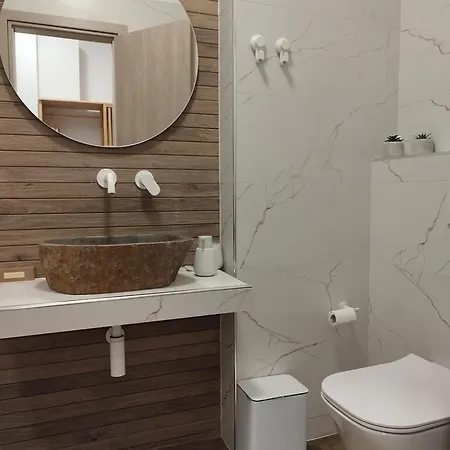 Habitat Lobby Apartment *