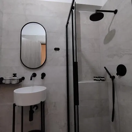 Habitat Lobby Apartment *